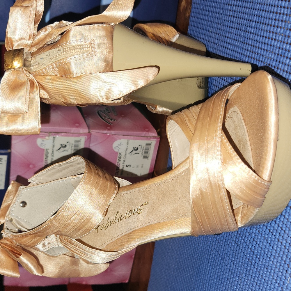 Nude Champagne Strappy Pumps W Bow In The Back. Size 7 Fabulicious By PLEASER